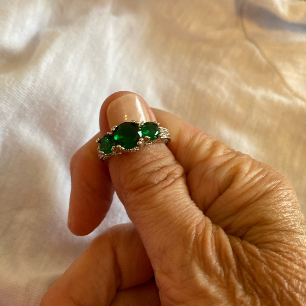 Gorgeous Emerald Green ring!
Size 5 1/2